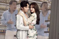 Hari Won 'quay lén' Trấn Thành, có phản ứng gây chú ý khi nghe ông xã hát