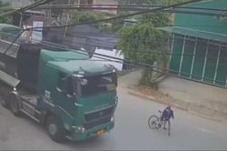 Thoát khỏi tử thần trước đầu xe tải, hành động sau đó của cậu trai trẻ lại khiến ai nấy hết lời khen ngợi