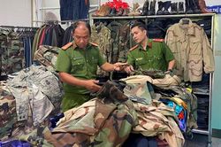 Thu giữ hơn 100 loại áo quần rằn ri nước ngoài cấm nhập khẩu