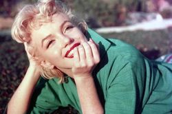 Bí quyết làm đẹp của huyền thoại tóc vàng Marilyn Monroe