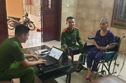 Cán bộ công an đến tận nhà dân hỗ trợ kích hoạt tài khoản định danh điện tử