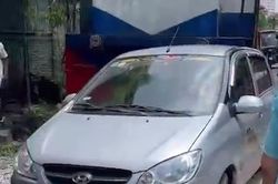 Đỗ xe sát đường tàu, ôtô bị tàu hỏa lao trúng