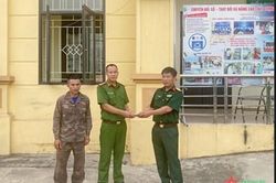 Quản giáo và phạm nhân Trại tạm giam Quân khu 2 trả lại hơn 50 triệu đồng cho người đánh rơi
