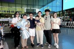 Vợ cũ cùng ba con trai gặp gia đình mới của Bằng Kiều