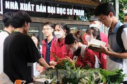 Giới trẻ Hà Nội nhận rác, tặng cây