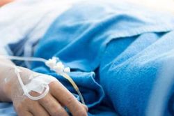 Hôn mê, thở máy sau khi bị viên gạch rơi vào chân