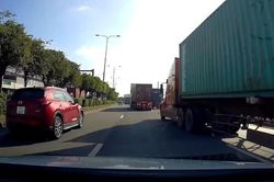 Chuyển làn thiếu quan sát, container gây tai nạn liên hoàn