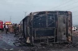Xe buýt cháy trơ khung trên cao tốc ở Ấn Độ, 25 người thiệt mạng
