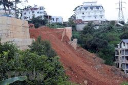 Đà Lạt: Chủ động đánh sập bờ taluy bằng bêtông ở khu vực sạt lở