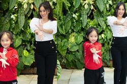 Khánh Thi và con gái nhảy Flower của Jisoo (BlackPink) cực cuốn