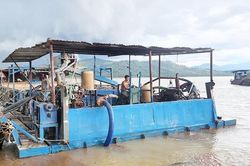 Dùng tàu công suất lớn hút trộm cát tại vùng giáp ranh