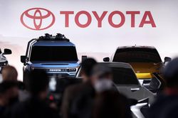 Từ chỗ là 'đàn anh', Toyota nay phải học hỏi Tesla