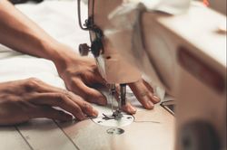 Đầu kim khâu đâm xuyên ngón tay người phụ nữ