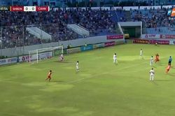 Filip Nguyễn chôn chân nhìn bóng vào lưới, bất lực nhận bàn thua đầu tiên ở V-League