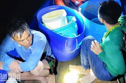 Cứu 5 người dân bị lật tàu cá trên vùng biển Kiên Giang