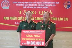 Tặng quà nạn nhân chất độc da cam tại tỉnh Lào Cai