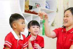 Điều tra vụ giáo viên mẫu giáo cổ súy trẻ em khoe tiền bạc
