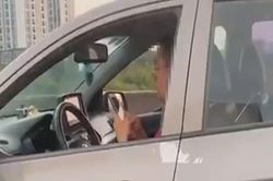 Tài xế ô tô dùng điện thoại khi đi trong làn khẩn cấp Vành đai 3 trên cao