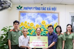 Thiếu tướng Đinh Văn Nơi trao 50 triệu đồng hỗ trợ chi phí mổ tim cho cháu bé