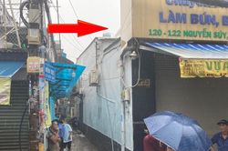 Leo mái nhà vớt rác lúc trời mưa, người đàn ông bị điện giật tử vong
