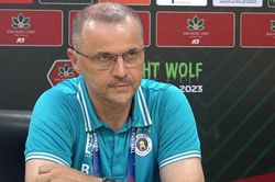 Tung ngoại binh 'khủng' vẫn thua SLNA, Hà Nội FC mong ngày chờ Quyết trở lại