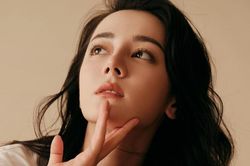 Địch Lệ Nhiệt Ba hết thời phim flop lại bị người hâm mộ quay lưng vì mải yêu đương