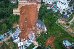 Toàn cảnh khu vực sạt lở kinh hoàng ở Đà Lạt khiến 2 người chết, một ngôi nhà đổ sập hoàn toàn
