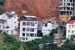 Chủ động đánh sập bờ taluy ở Đà Lạt để tránh thương vong