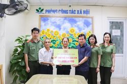 Thiếu tướng Đinh Văn Nơi trao 50 triệu đồng hỗ trợ bé trai 7 tuổi mổ tim