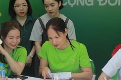 Các gian hàng tư vấn sức khỏe trong Ngày Dinh dưỡng cộng đồng Việt Nam 'rôm rả, đắt khách'