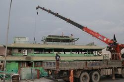 Tháo dỡ du thuyền bỏ hoang cuối cùng tại Hồ Tây