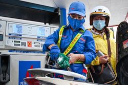 Giá xăng dầu trong nước đồng loạt giảm từ chiều nay