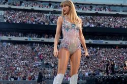 Taylor Swift dự đoán phá kỷ lục world tour tỷ đô