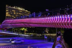 Du khách chen chân check-in cầu bộ hành trên cao đầu tiên ven biển Đà Nẵng