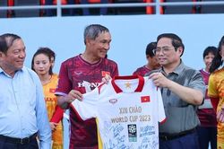 'Tới World Cup, những cô gái kim cương hãy phát huy phẩm chất người Việt'