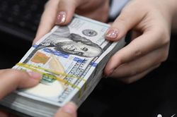 Bản tin tài chính sáng 3/7: Giá vàng dự báo giảm, USD đi xuống, dầu tiếp đà tăng