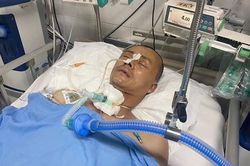 Ba con nhỏ ở nhà ngóng chờ, không biết cha đang nguy kịch trong bệnh viện