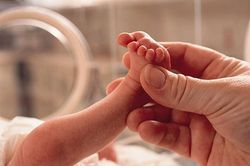 Tử cung nhân tạo bảo vệ trẻ sinh non