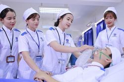 Bảng lương mới nhất của bác sĩ, y tá, y sĩ từ tháng 7/2023