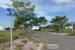 Cần gắn lại biển tên đường