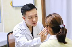 Suýt hỏng mắt sau khi làm 'chuột bạch' cắt mí cho học viên thử việc