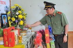 Thiếu tướng Đinh Văn Nơi đến thăm gia đình liệt sĩ, cán bộ Công an bị thương tại Đắk Lắk