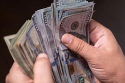 Giấu mẹ mình đã mất hơn 30 năm để hưởng trợ cấp