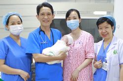 Nuôi thành công em bé sinh non nặng 400g