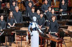 Robot trí tuệ nhân tạo chỉ huy dàn nhạc giao hưởng thành thạo như con người