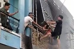 Hàng xóm phá 'chuồng cọp' cứu 3 người mắc kẹt trong căn nhà bốc cháy ở TP.HCM