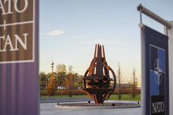 Ukraine có thể gia nhập NATO bằng thủ tục cấp tốc, Crưm chuẩn bị kiện Kiev