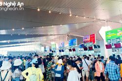 Sân bay Vinh 'đông như Tết' khi hoạt động trở lại