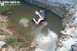 Xe máy mất lái lao xuống mương, 1 người chết, 1 người bị thương