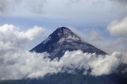 Philippines: Núi lửa Mayon phun trào, gia tăng hoạt động địa chấn